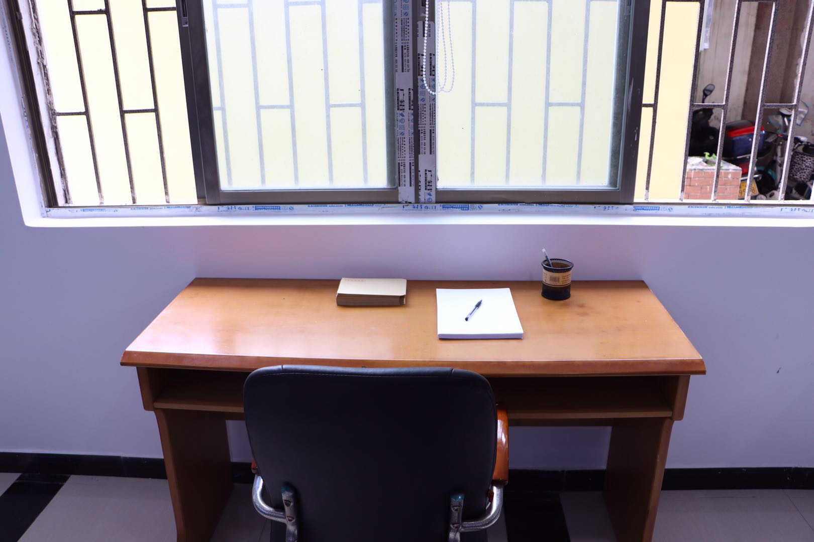 接訪前臺設置訴求填寫區域，為來訪群眾提供筆墨、紙張、信封等物品