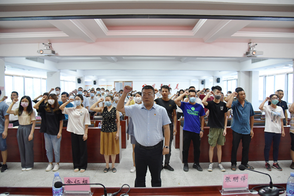 01-2鎮(zhèn)委書記領(lǐng)誓 (1).jpg