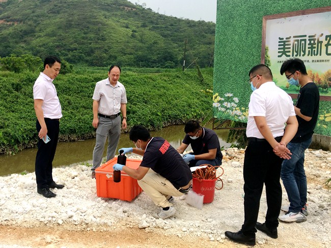 20200528 吳黨委帶隊到桂水河道取水查環保水質監測4_副本.jpg