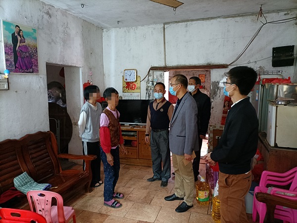 廣海鎮(zhèn)開展2021年春節(jié)“送溫暖”慰問活動1_副本.jpg