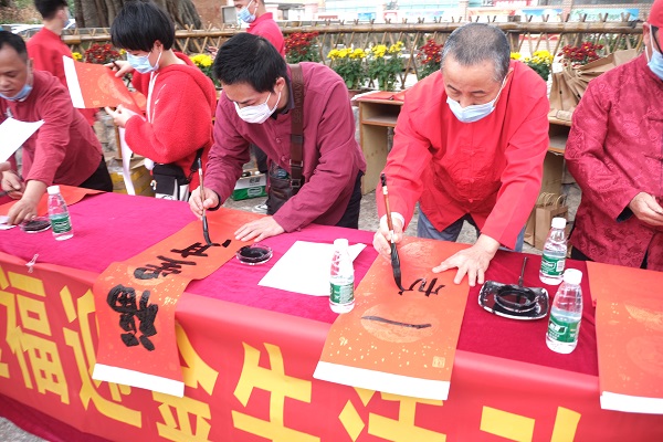 廣海鎮(zhèn)開(kāi)展“揮春送福迎金牛”活動(dòng)3.JPG