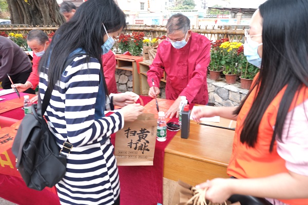 廣海鎮(zhèn)開(kāi)展“揮春送福迎金牛”活動(dòng)5.JPG