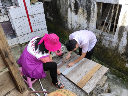 社工為老人家修理窗戶木板.jpg