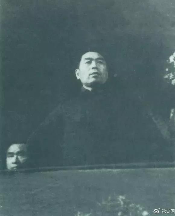 周恩來在中國共產黨第七次全國代表大會上發言.jpg