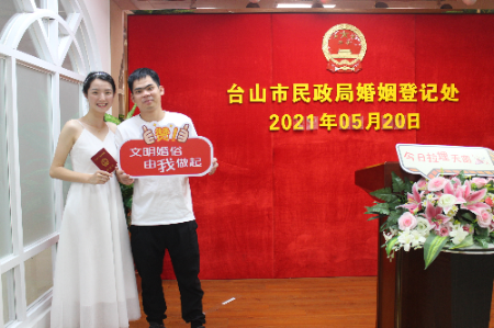 引導(dǎo)新人們破除婚事活動中的陋習(xí) (2).JPG