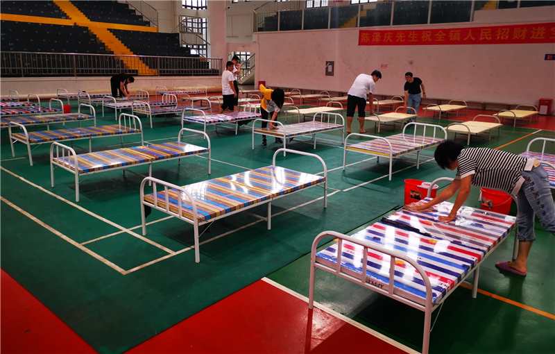 工作人員正在準備臨時床位_副本.jpg
