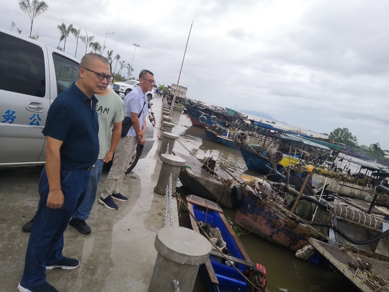 第四組，吳東明專職副主任在海宴鎮公角碼頭檢查.jpg