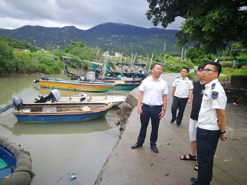 第五小組，李健揚副局長在赤溪檢查漁船回港防臺情況.jpg
