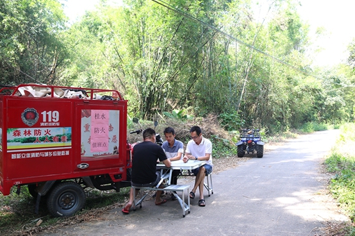23.▲臺城街道設(shè)置森林防火檢查點(diǎn).jpg