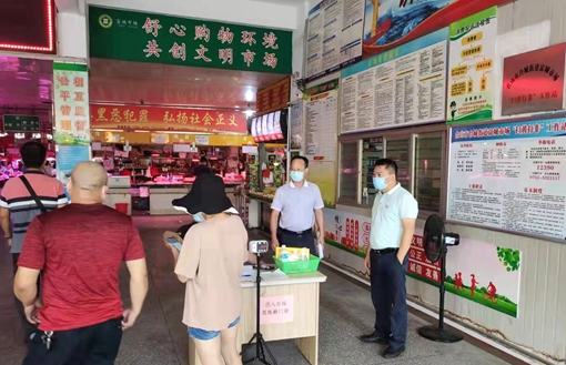 25.▲臺城街道檢查農(nóng)貿(mào)市場落實(shí)戴口罩、量體溫等措施.jpg