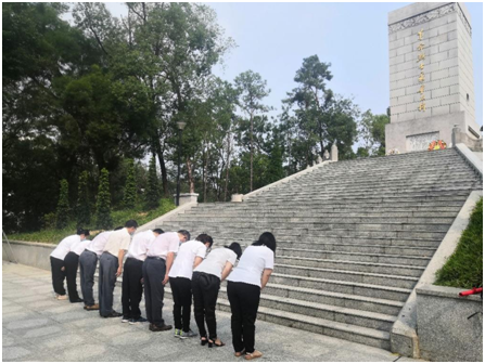 黨員干部向革命烈士紀念碑行三鞠躬禮.png