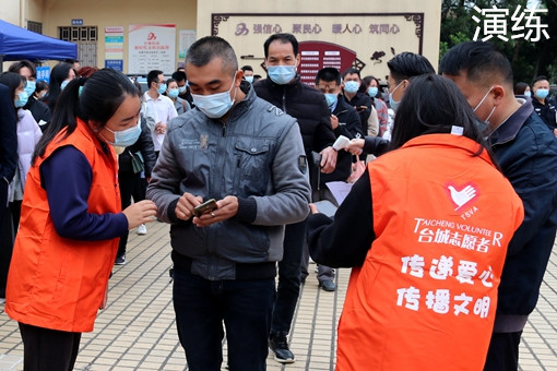 IMG_7097_副本 第二步，志愿者幫助無葵花碼人員進行信息錄入_副本_副本.jpg