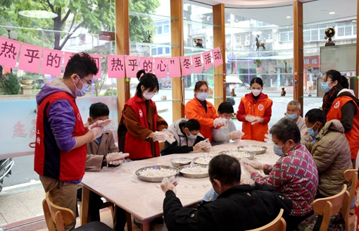 IMG_7151_副本 青年志愿者和黨員志愿者與長者們一起搓湯圓_副本.jpg