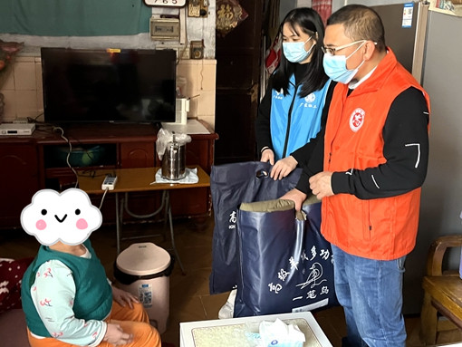▲村(社區)工作人員和社工上門送防寒物資.jpg