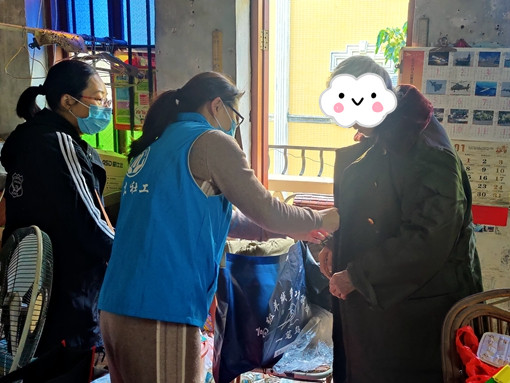 ▲社工為困難群眾換上嶄新的棉衣.jpg