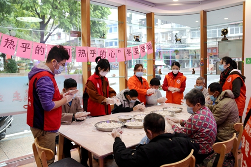 IMG_7151_副本 長者膳堂冬至送溫暖活動 青年志愿者和黨員志愿者與長者們一起搓湯圓_副本.jpg