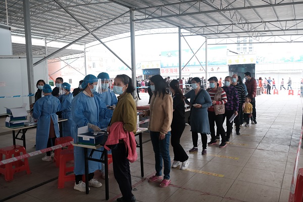廣海鎮開展“暴露性”服務行業從業人員核酸檢測2.JPG