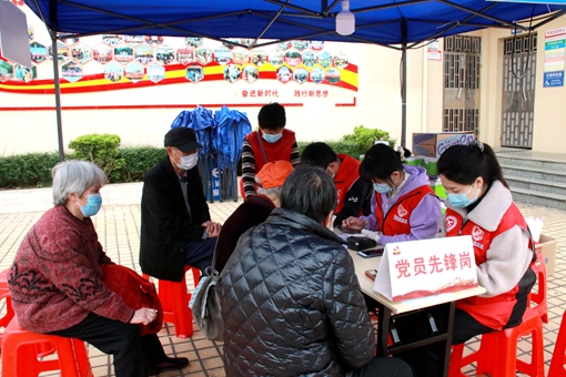 城南樂家園點黨員先鋒崗,黨員志愿者幫助長者注冊葵花碼 IMG_2666_副本_副本.jpg