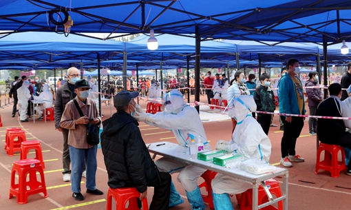 人民廣場點 醫護人員進行采樣IMG_2722_副本_副本.jpg