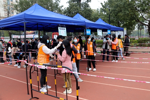 人民廣場點 志愿者為群眾測量體溫 IMG_2703_副本_副本.jpg