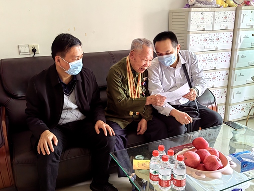 與退役軍人親切交談 副本（在鄉復員軍人區煜晨）.jpg