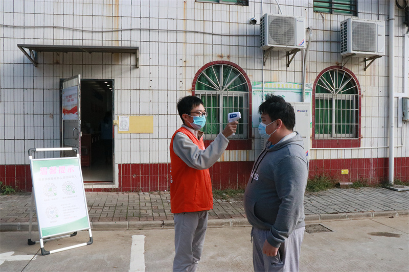 選調(diào)生林浩泓對群眾進(jìn)行測溫.JPG