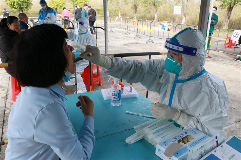 醫(yī)護(hù)人員快速且細(xì)心進(jìn)行核酸采樣.JPG