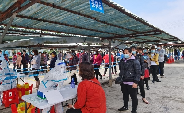 采樣點醫護人員為群眾進行核酸采樣 (2).jpg