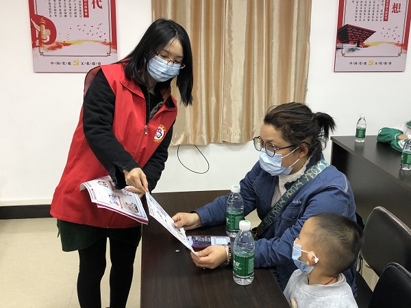 志愿者派發(fā)《家庭教育促進(jìn)法》宣傳資料-2.jpg