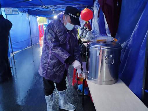 ▲臺(tái)城街道為一線(xiàn)工作人員提供姜湯.jpg