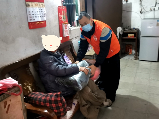 ▲為困難群眾送上防寒物資.jpg