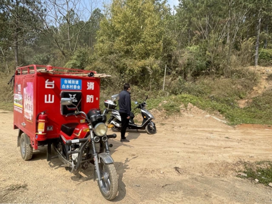 消防車流動巡查進山林宣傳山林防火法律法規及相關知識.jpg