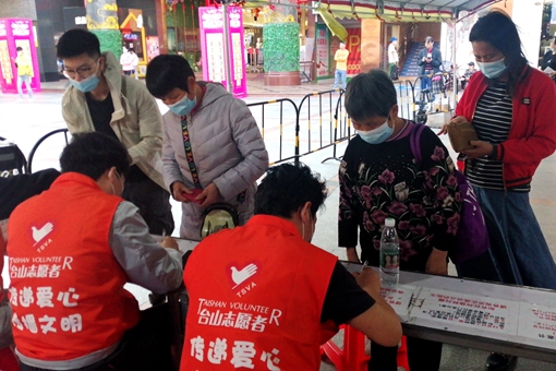 流動(dòng)接種車 辦好接種服務(wù).jpg