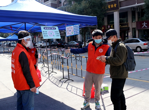 美嘉華庭核酸檢測(cè)采樣點(diǎn)——臺(tái)城黨員義工幫助群眾快速登記健康通行憑證_副本.jpg
