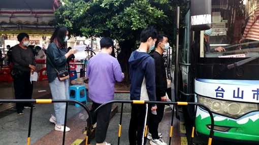 商業(yè)城 流動(dòng)疫苗接種車 副本.jpg