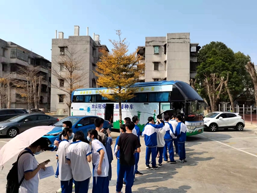 疫苗接種車開(kāi)進(jìn)校園 _副本.jpg