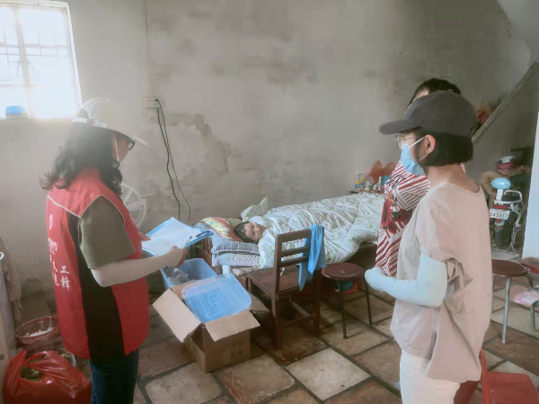 志愿者上門摸查癱瘓臥床老人情況，并對家屬做游說工作.jpg