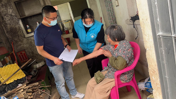 鎮村干部入戶調查未接種老人的身體狀況.jpg