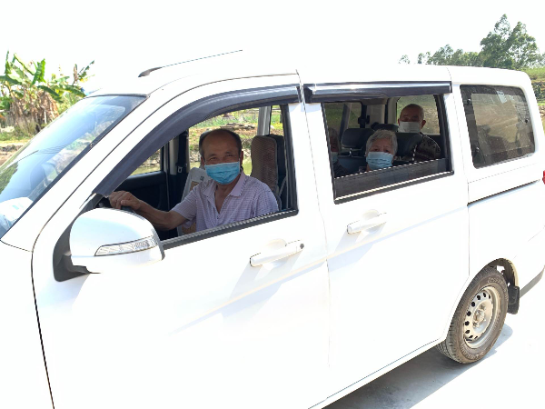 村干部租車護送老人前往接種.jpg