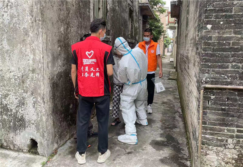 醫護人員及黨員志愿者奔波在核酸檢測一線，逐戶上門為行動不便的老人進行核酸檢測，力爭做到“不漏一戶，不落一人” (2)_副本.jpg