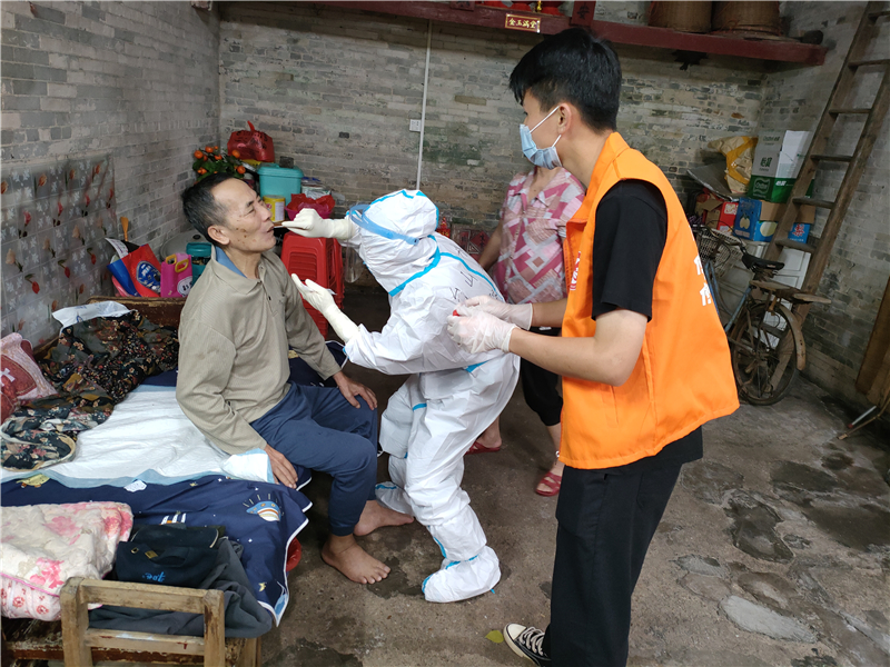 醫護人員及黨員志愿者奔波在核酸檢測一線，逐戶上門為行動不便的老人進行核酸檢測，力爭做到“不漏一戶，不落一人” (3)_副本.jpg