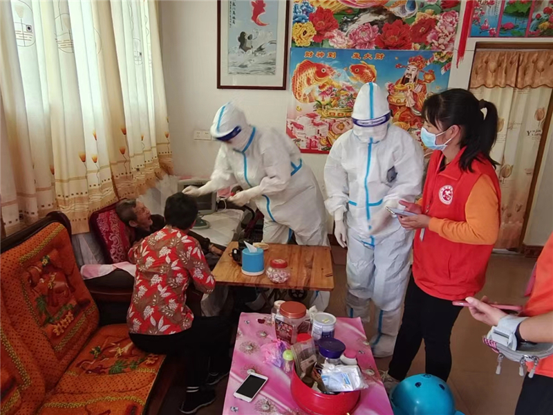 醫護人員及黨員志愿者奔波在核酸檢測一線，逐戶上門為行動不便的老人進行核酸檢測，力爭做到“不漏一戶，不落一人”_副本.jpg