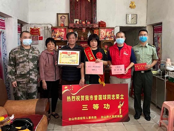 一人立功，全家光榮——廣海鎮為榮立個人三等功的現役軍人家屬送喜報【曾國球】3.jpg