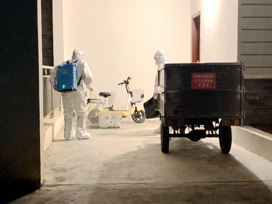 副本4:00 臺城街道防疫工作人員身穿防護服,背著裝有消毒水的噴霧器對重點人員住所及周邊進行環境消殺。隨后,他們將開展環境檢測、垃圾轉運等工作。.jpg