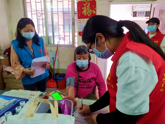 副本10：00 網格員聯合志愿者、家庭醫生上門為長者提供健康體檢服務，解答群眾關心的防疫問題，積極動員長者接種新冠疫苗，當好防疫“宣傳員”“服務員”。他們每天都在不停地爬樓、敲門、問詢、登記&hellip;&hellip;不知疲倦地奔走在一棟棟居民樓、一個個小區，汗流浹背地敲響一扇扇門。.jpg