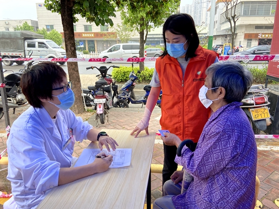 副本12：00 流動疫苗車開進了板崗村委會。譚姨主動接種疫苗，社工志愿者全程陪護，為其提供貼心服務。.jpg