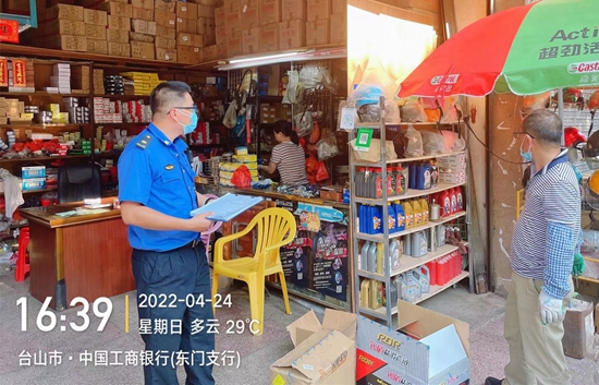 副本14:00 中午時刻,驕陽似火,街道綜合執法隊員正在對東門市場周邊企業、商戶進行防疫措施巡查,積極引導他們做好“場所碼”查驗工作。.jpg