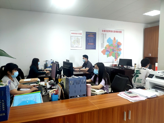 副本18:00 天色有點暗了,忙了一天的臺城街道疫情防控指揮部還是燈火通明,黨員干部職工依舊在崗在位,匯總當天人員排查、疫苗接種、轉運等情況,及時更新各項防疫數據信息。.jpg