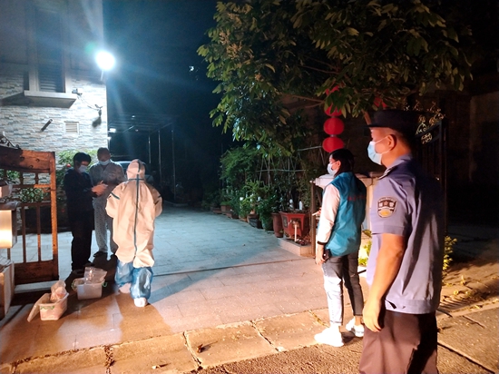 副本20:00 突然接到上級推送信息,臺城街道立刻核實,聯系網格員、醫務人員、公安民警上門入戶,對重點人員落實健康管理措施,并及時向市專班反饋情況。.jpg