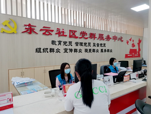 臺城街道村(社區(qū))黨群服務(wù)中心工作人員堅(jiān)守崗位,為群眾講解來返臺山的疫情防控措施_副本.jpg
